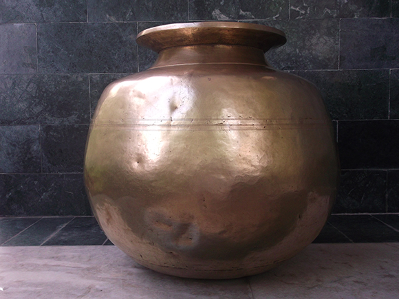 A three line design running throughout the circle of the belly of the pot.